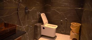Deluxe-dobbeltværelse - byudsigt | Badeværelse | Bruser, gratis toiletartikler, håndklæder, Sæbe