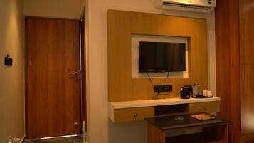 Superior Suite, City View | Desk, free WiFi