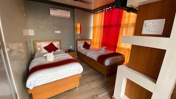 Habitación Deluxe con 1 cama matrimonial o 2 individuales, vista a la ciudad | Escritorio y wifi gratis