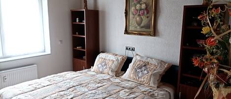 3 bedrooms, desk, free WiFi, bed sheets