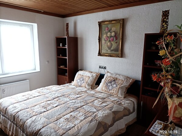 3 bedrooms, desk, free WiFi, bed sheets