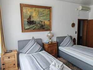 3 bedrooms, desk, free WiFi, bed sheets - O2 - Komfortables 140 qm Apartment (Grafenwöhr)