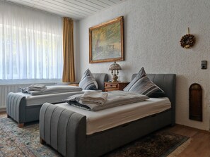 3 bedrooms, desk, free WiFi, bed sheets