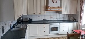 Kühlschrank, Mikrowelle, Herdplatte, Geschirrspüler