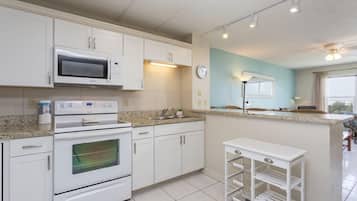 KĂŒhlschrank, Mikrowelle, Herdplatte, Wasserkocher mit Kaffee-/Teezubehör