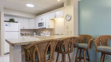 KĂŒhlschrank, Mikrowelle, Herdplatte, Wasserkocher mit Kaffee-/Teezubehör