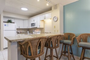 冷蔵庫、電子レンジ、コンロ、コーヒー / ティーメーカー