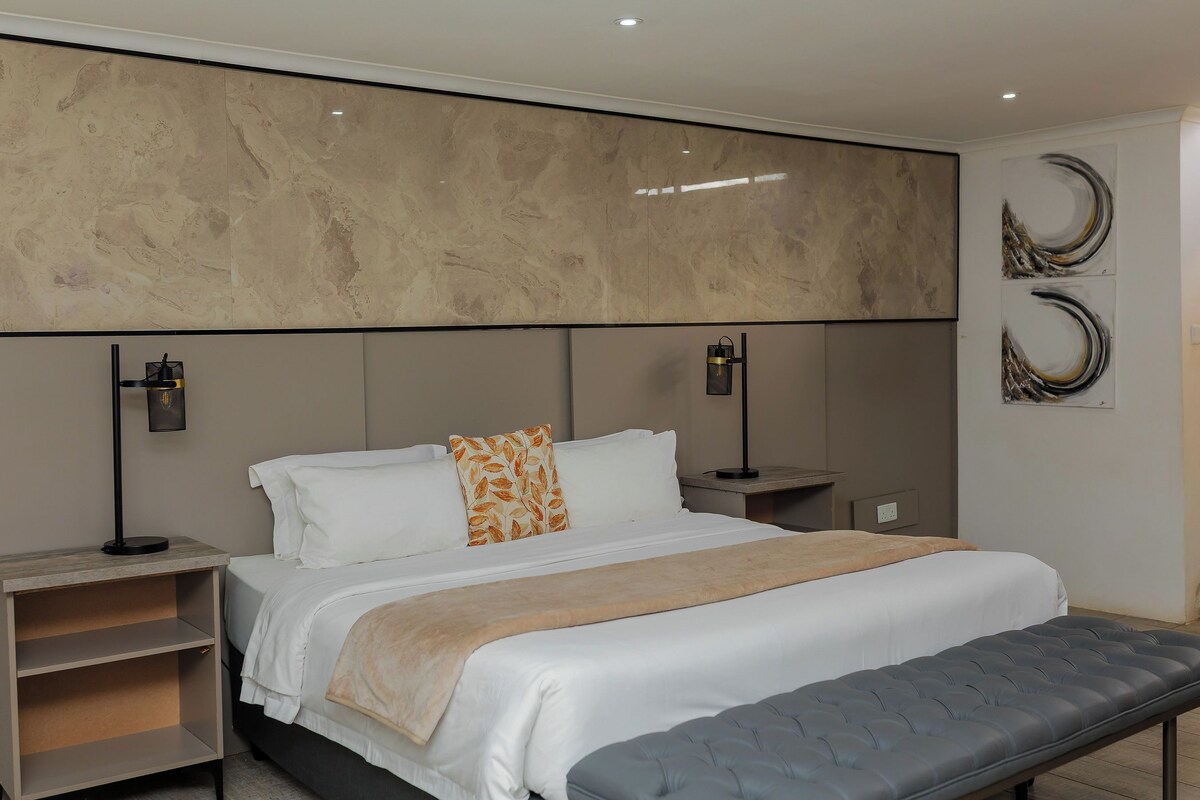 Suite superior, baño en la habitación | 1 habitación, ropa de cama de alta calidad, edredón y minibar 