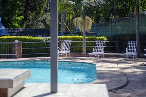 Una piscina al aire libre (de 08:00 a 20:00), sombrillas