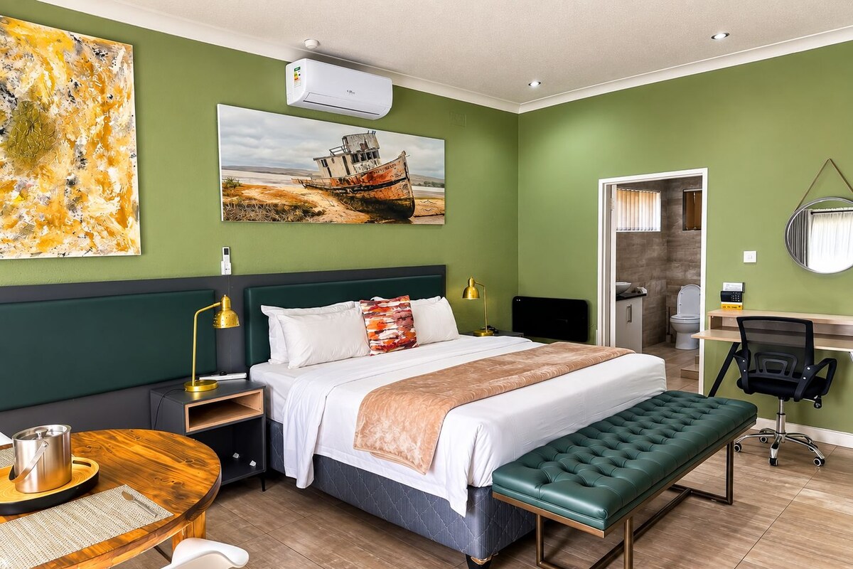 Superior King  Ensuite Room 8 | Room amenity