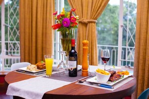 70-英寸智能电视（配备卫星频道）