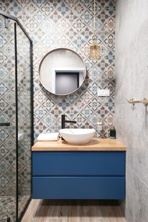 Apartamento conforto | Banheiro | Toalhas de banho, sabonete, shampoo, papel higiênico