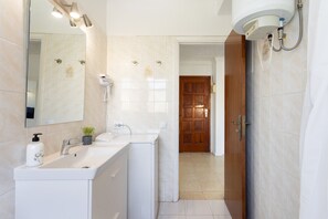 Een douche, een haardroger, handdoeken