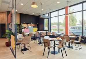 Daily buffet breakfast for a fee - B&B Hotel Paris Clichy-Sous-Bois (Clichy-Sous-Bois)