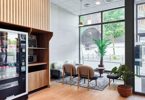 Lobby sitting area - B&B Hotel Paris Clichy-Sous-Bois (Clichy-Sous-Bois)