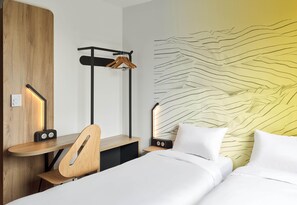 Escritorio, cunas gratuitas, wifi gratis y ropa de cama 