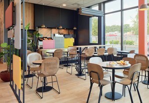 Daily buffet breakfast for a fee - B&B Hotel Paris Clichy-Sous-Bois (Clichy-Sous-Bois)