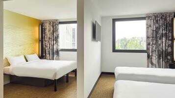 Kamar Quadruple, Bebas Asap Rokok | Meja kerja, tempat tidur bayi gratis, Wi-Fi gratis, dan seprai linen