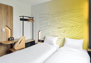 Twin Room, Non Smoking | Desk, free cribs/infant beds, free WiFi, bed sheets