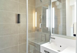 Shower, towels, soap, toilet paper - B&B Hotel Paris Clichy-Sous-Bois (Clichy-Sous-Bois)