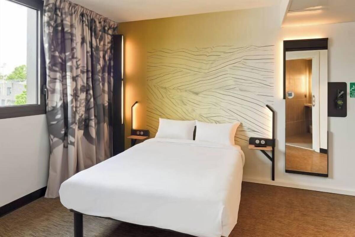Desk, free cots/infant beds, free WiFi, bed sheets