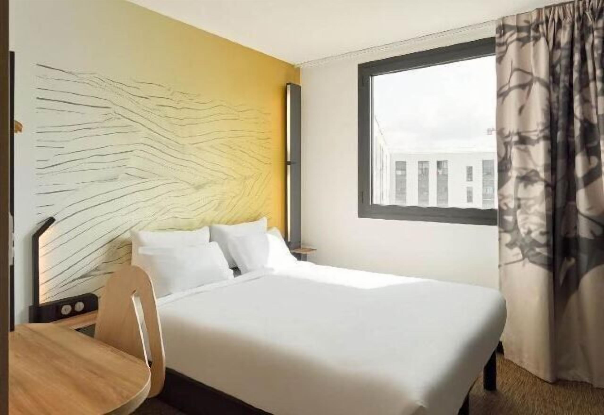 Escritorio, cunas gratuitas, wifi gratis y ropa de cama 