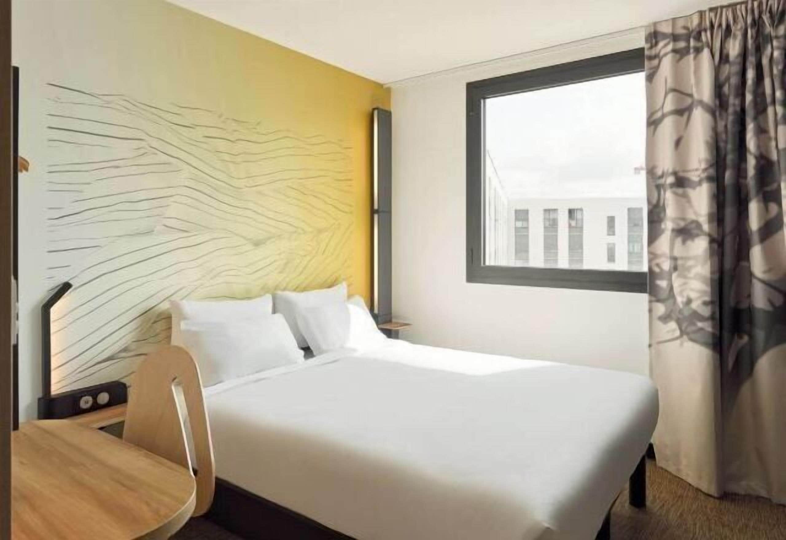Escritorio, cunas gratuitas, wifi gratis y ropa de cama 