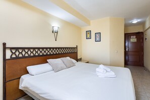 Iron/ironing board, free WiFi, bed sheets - COSTA ADEJE BEACH & SUN SEA VIEW 4 (Costa Adeje)