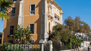A building with a yellow facade, arched windows, and a balcony. - Historic Center Cascais Bolina 2 (Cascais)