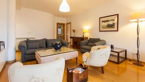 A living room with a sofa, armchairs, a coffee table, and a lamp. - Lisbon City Center Dream s (Lisbon)