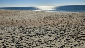 A beach with a clear sky and the sun shining. - Soltroia Beach River Golf (Grandola)