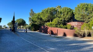 A cobblestone street with a sign reading "Welcome" and "Owners". - Troia Beach Pool Golf Villa (Grandola)