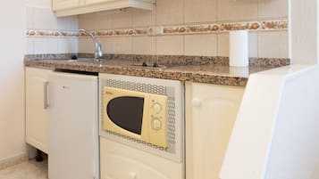 Refrigerador, microondas, parrilla de estufa y cafetera y tetera