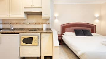 Tabla de planchar con plancha, wifi gratis y ropa de cama