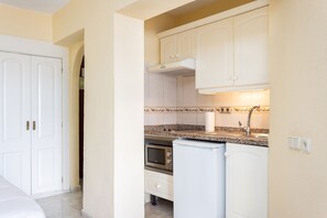Refrigerador, microondas, placa de cocina, cafetera/tetera