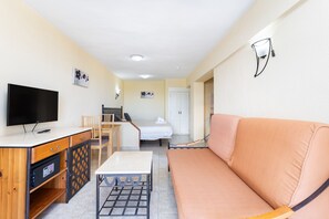 Tabla de planchar con plancha, wifi gratis y ropa de cama