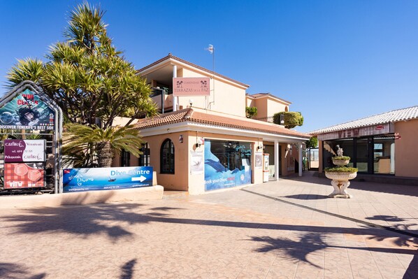 A building with a sign reading "TERRAZAS DE LA PAZ" and a "DIVE CENTRE" sign. - Nice apt with terrace in Golf del Sur (San Miguel de Abona)