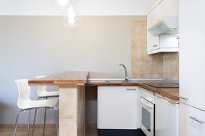 Fridge, oven, coffee/tea maker, electric kettle