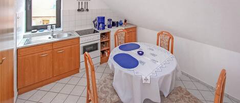 Fridge, stovetop, coffee/tea maker
