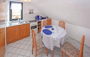 Kjøleskap, kokeplater og kaffetrakter/tekoker