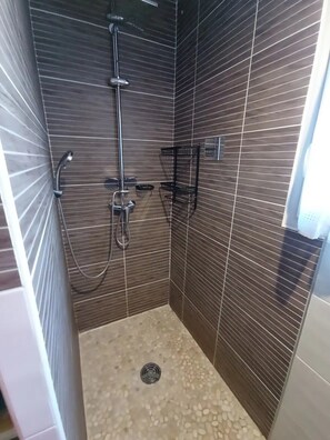 Dusche, Handtücher, Seife, Toilettenpapier