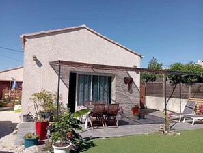 Outdoor dining - Vacances à 10 Minutes des Plages, Avec BBQ et Piscine (Châteauneuf les Martigues)
