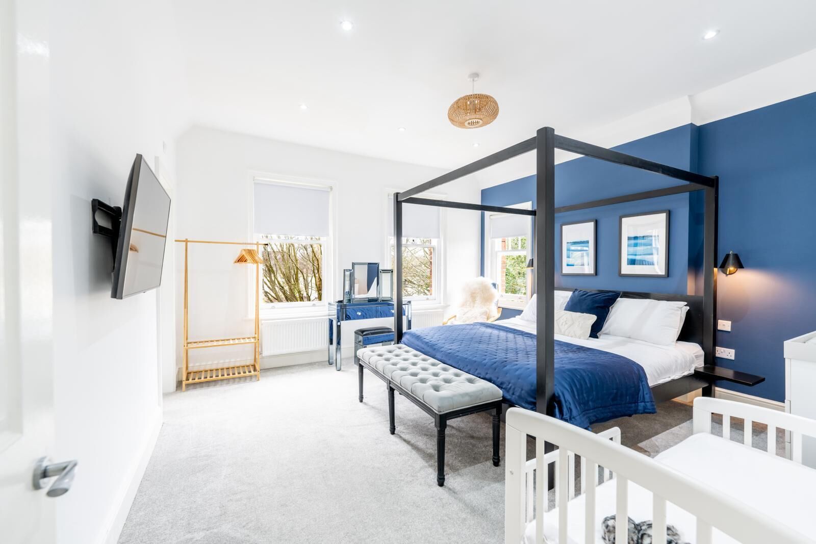 6 bedrooms, desk, iron/ironing board, travel crib