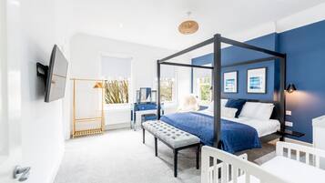 6 soverom, skrivebord, strykejern/-brett og reiseseng for barn