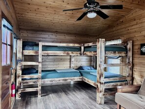 4 bedrooms, free WiFi, bed sheets