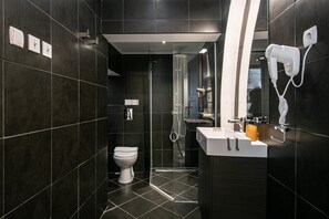 Premium Apartment, 3 Bedrooms, Garden View | Bathroom | Jetted tub, free toiletries, hair dryer, towels