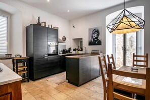 Premium-Apartment, 3 Schlafzimmer, Gartenblick | Eigene Küche | Großer Kühlschrank, Mikrowelle, Ofen, Herdplatte