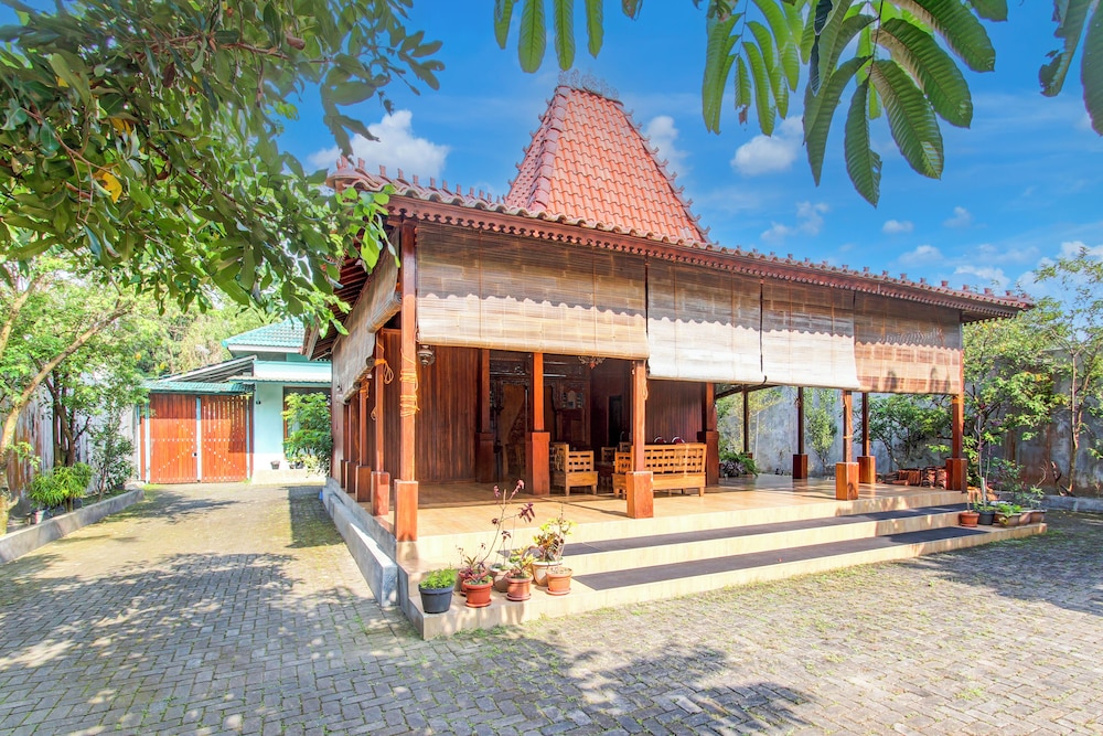 Capital O 93842 Jowo Segoro ResortNearPantai Sepanjang image