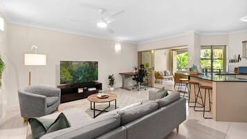 Fernseher, Bücher, Stereoanlage, Arbeitsbereiche