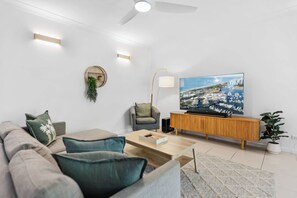 Televisión, libros, estéreo y oficina 